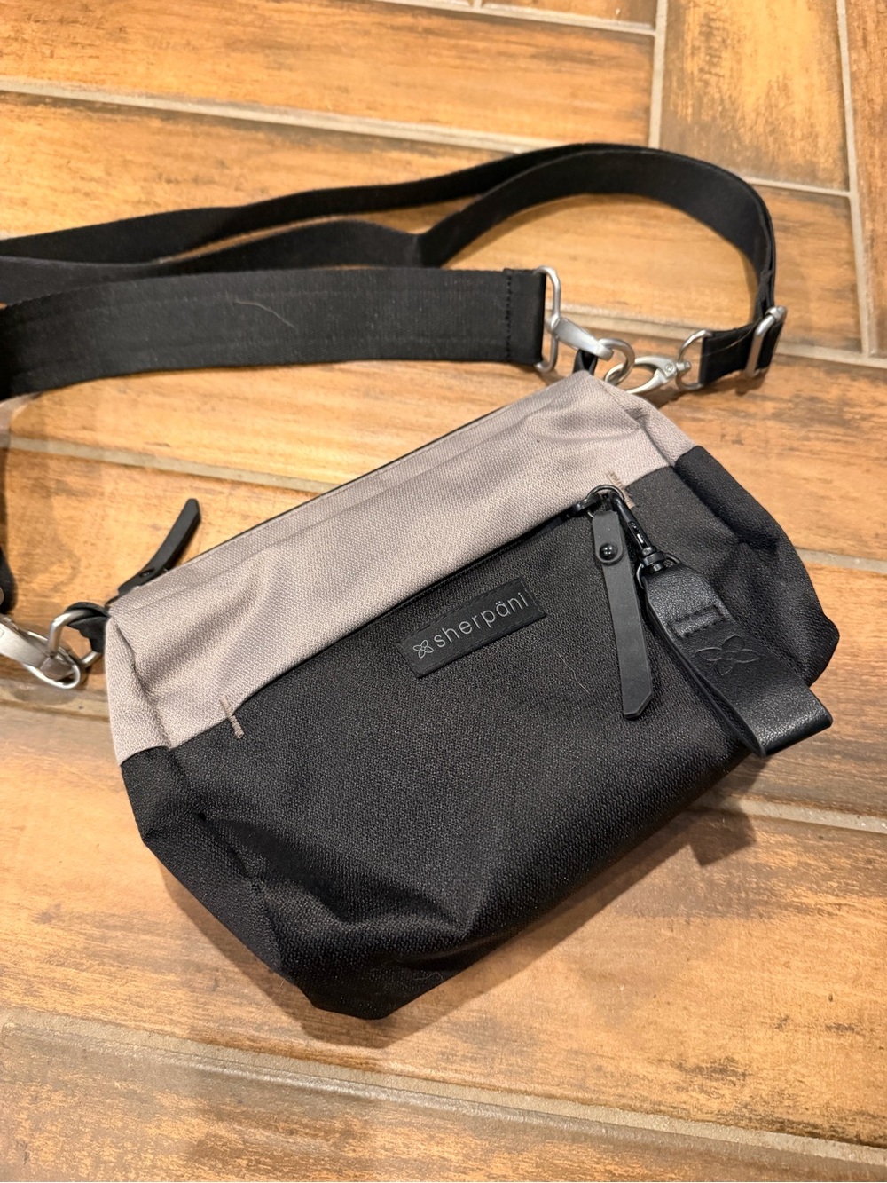 Sherpani Black and Gray Two-Tone Men's Crossbody Belt Bag